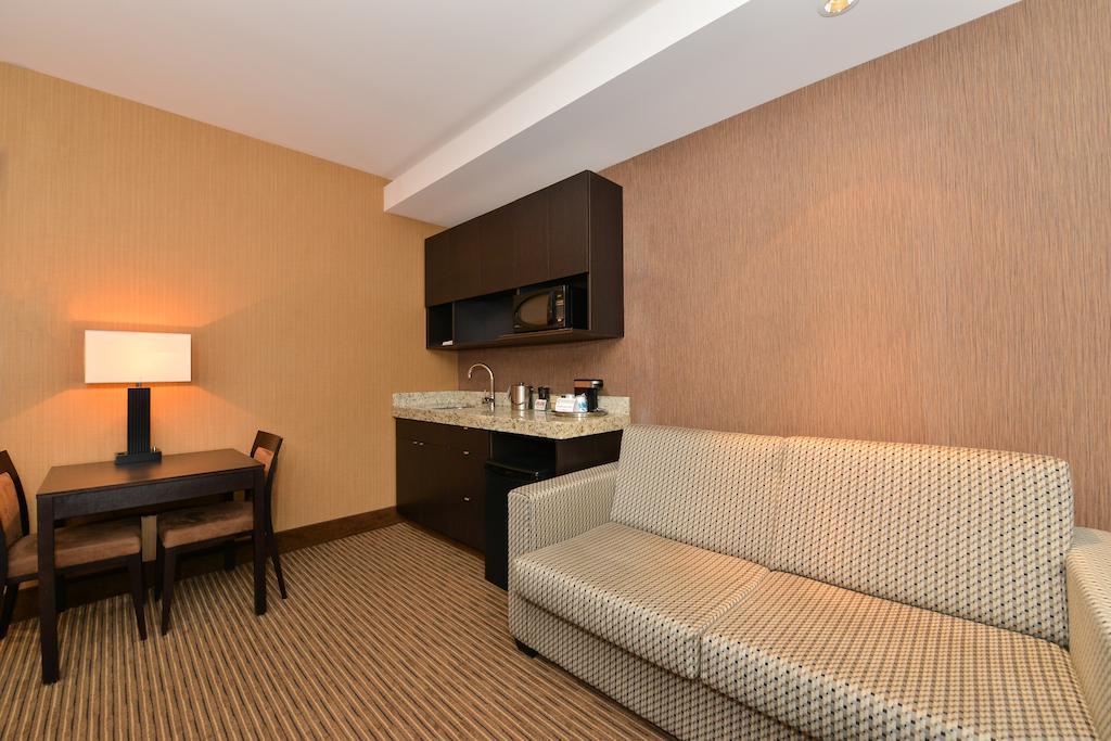 Edmonton Hotel & Convention Center إيدمونتون المظهر الخارجي الصورة