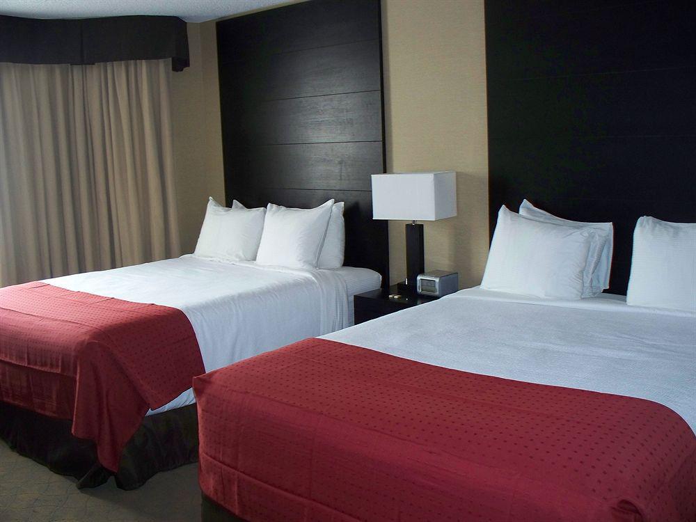 Edmonton Hotel & Convention Center إيدمونتون الغرفة الصورة